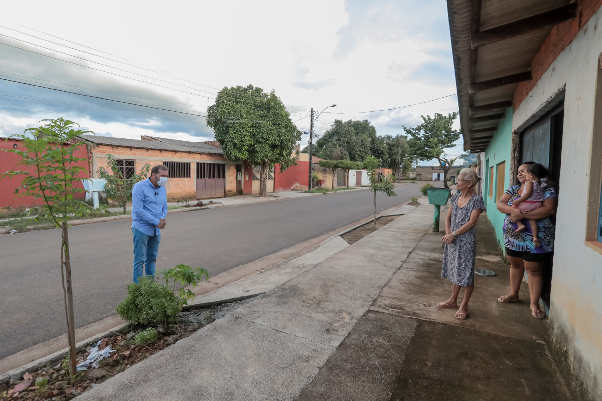 Prefeito em conversa com os moradores do bairro Flamboyant